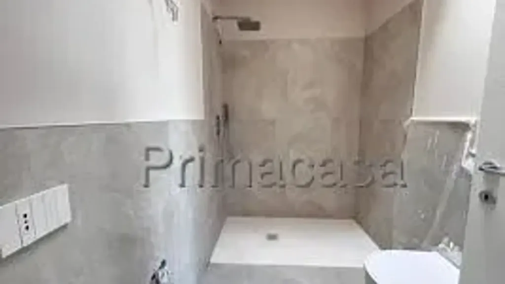 Salles de bain - New Four-Bedroom Apartment with Parking in Prevalle