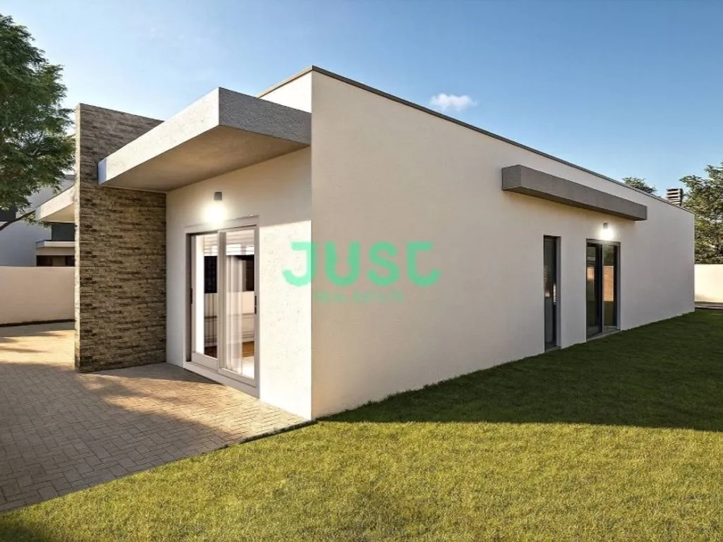 Detached House with Pool in Pinhal do General, Seixal
