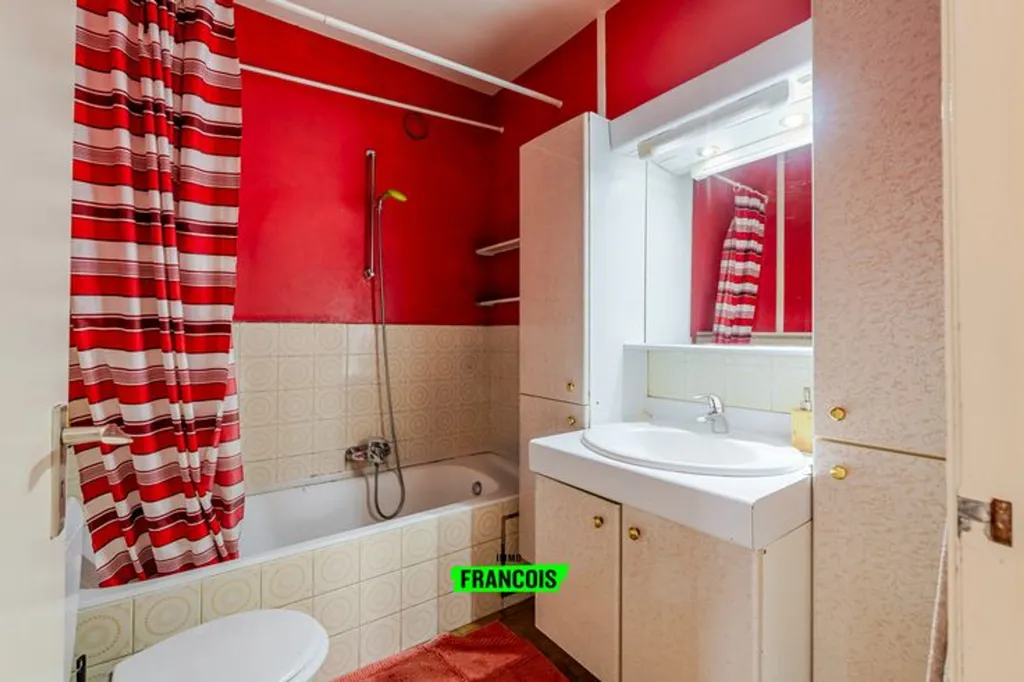 Vannitoad - Bright Apartment with Balcony in Ganshoren