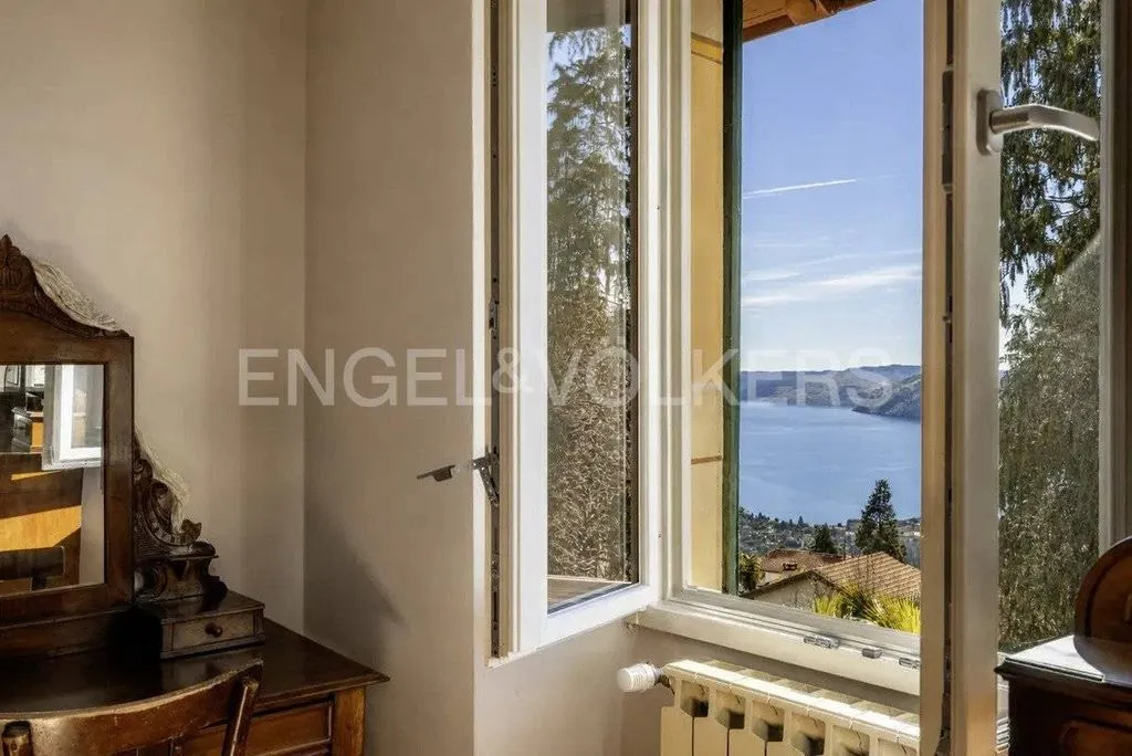 Toad - Historic Villa with Lake View in Bee