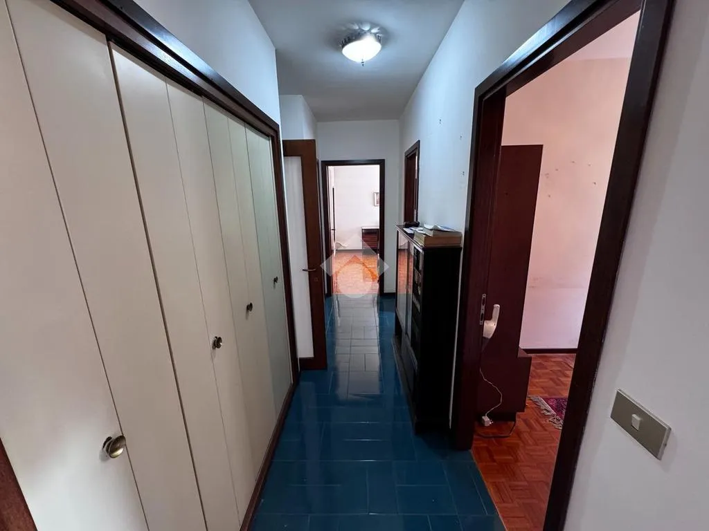 Ingresso - 1970s Apartment with Mountain View in Schio