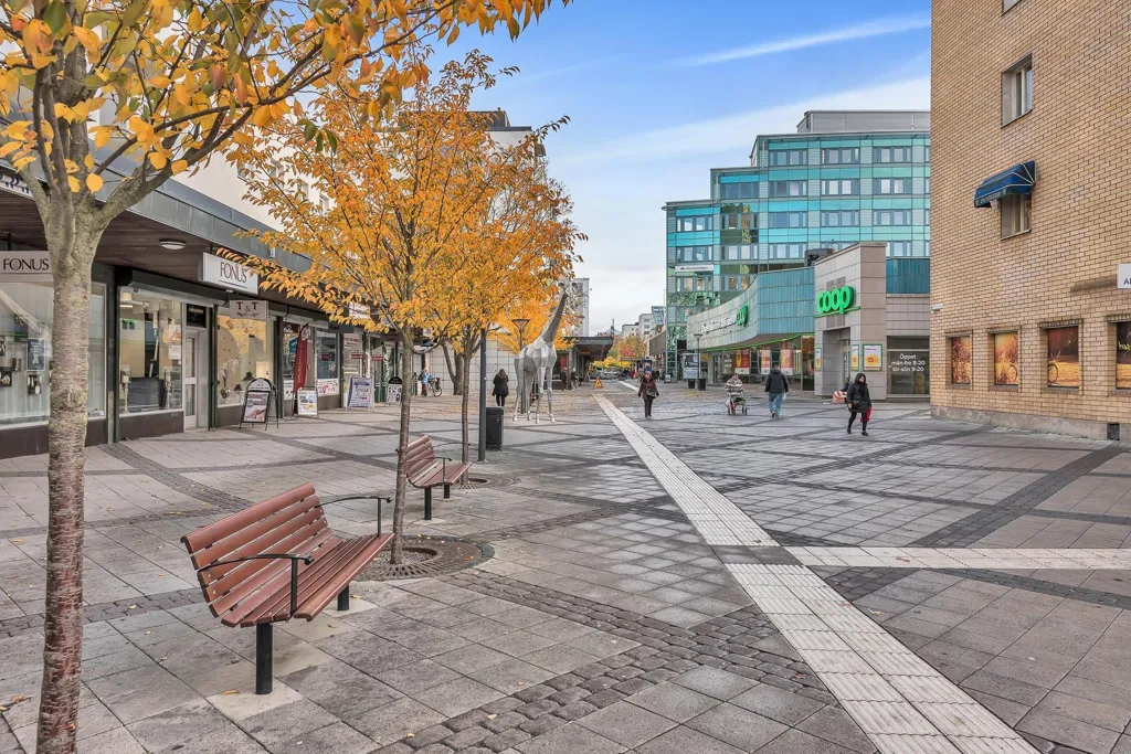 Spacious 2nd Floor Flat with Balcony in Sunny Location
