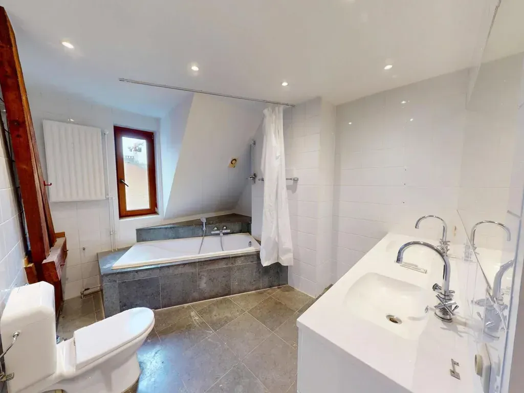 Salles de bain - Appartement Lumineux avec Vue sur le Toit à Anvers
