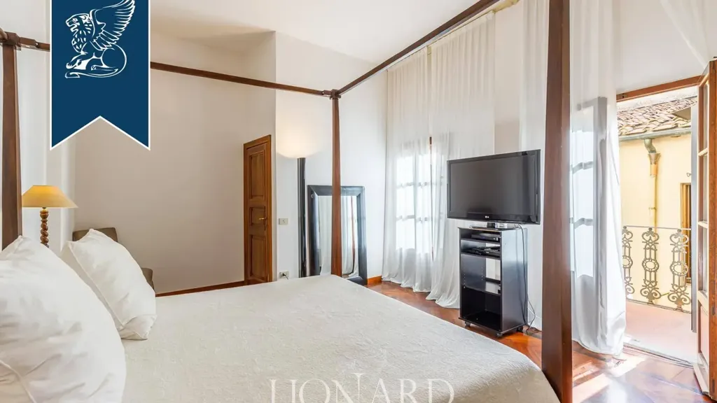 Bedrooms - Historic Attico with Decorated Facade in Florence