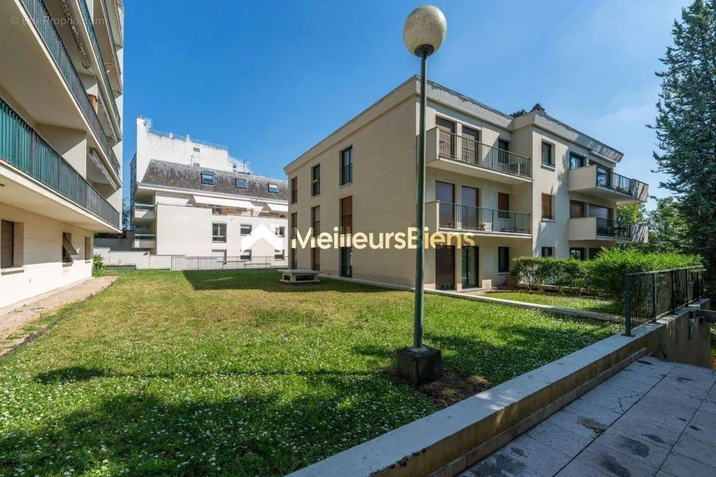 Giardino - Family Flat with Eiffel Tower View in Saint-Cloud