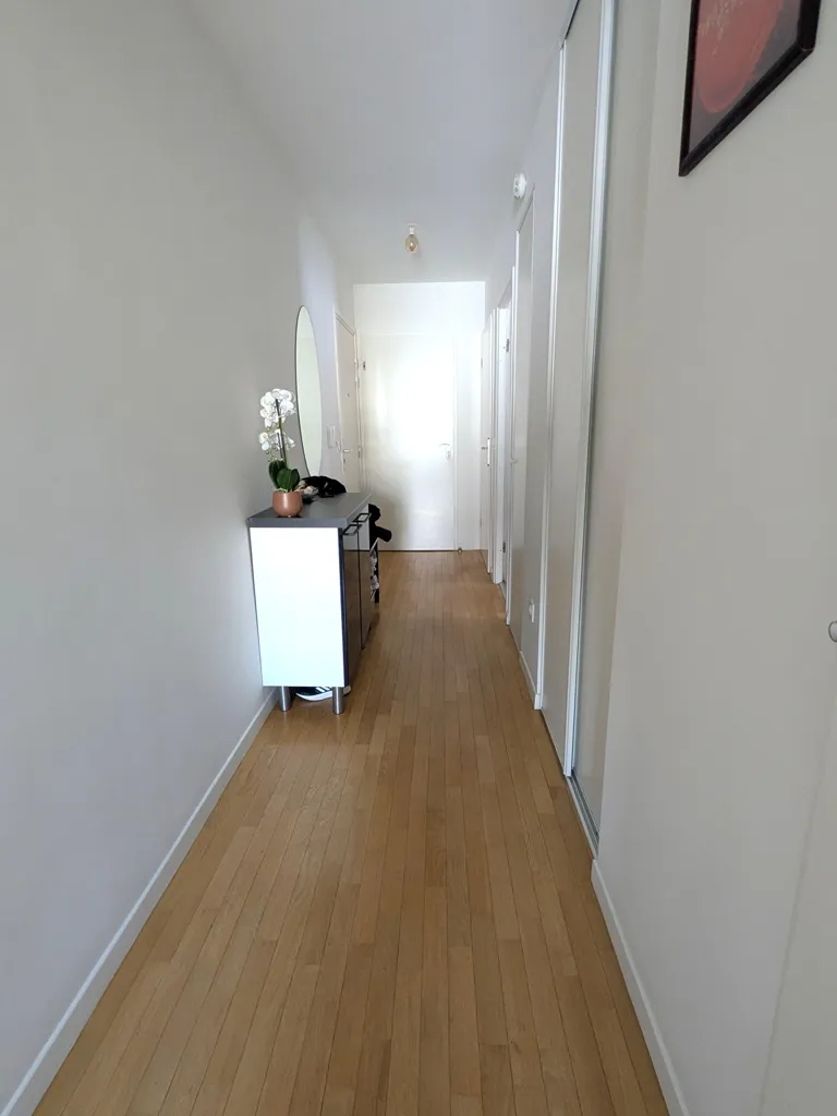 Hallway - Bright 3-Bed Flat with Terrace in City Centre