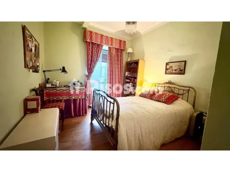 Bedrooms - Spacious Apartment with Balcony in Calle Asunción