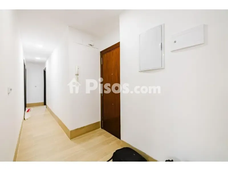 Entrée - Contemporary Flat with Interior Orientation in Paseo de los Tilos