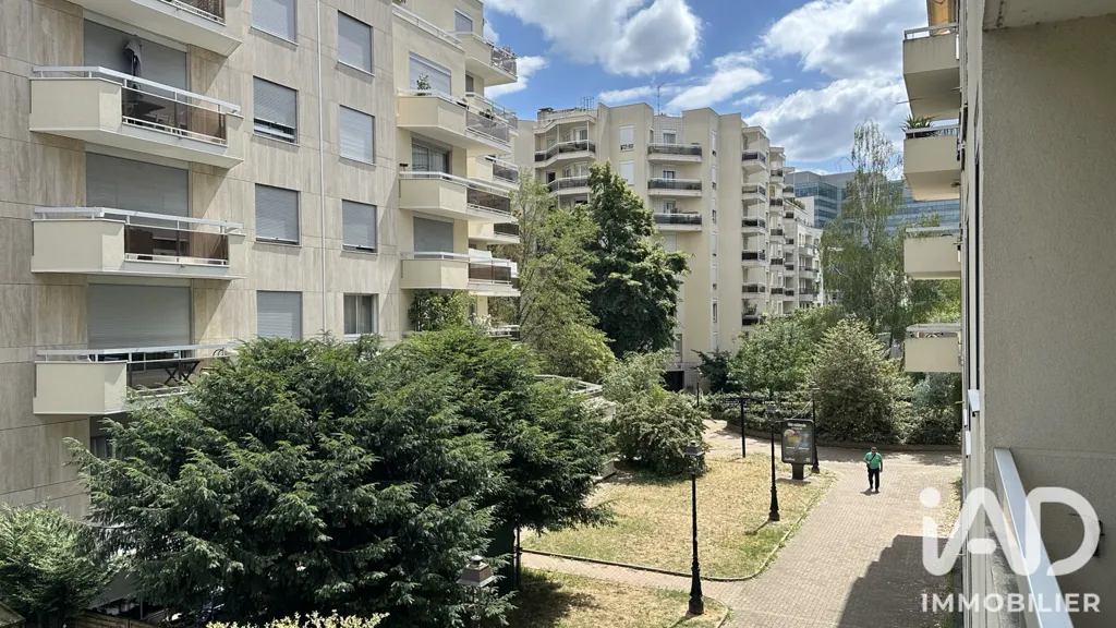 Rõdu - 3-Piece Apartment with Balcony in Courbevoie