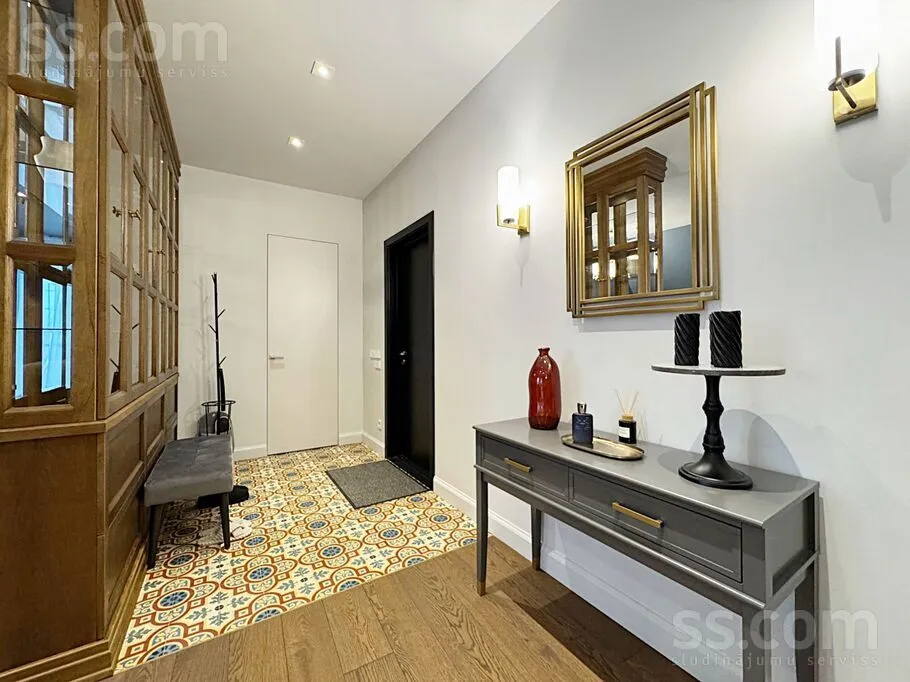 Entrée - Luxury 4-Bedroom Apartment with Balcony in Riga Centre