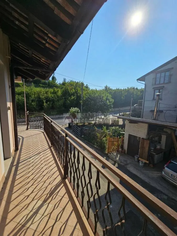 Balcon - Spacious 3-Bedroom Apartment in Alba