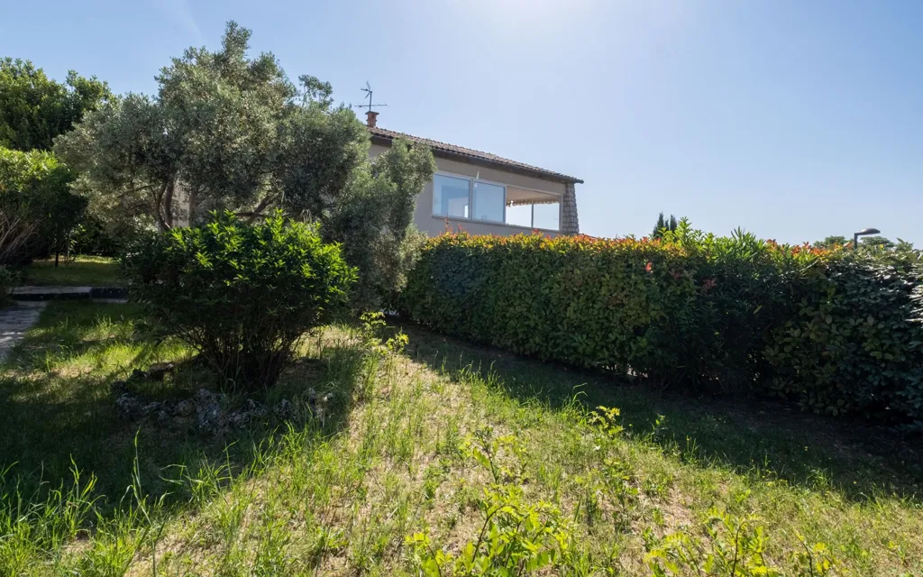 Aed - Two-Appartment House with Garden in Forcalquier