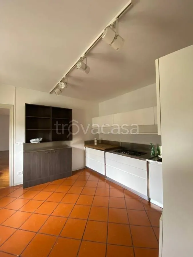 Cuisine - Rustic-Style Flat with Caminetto in Modena