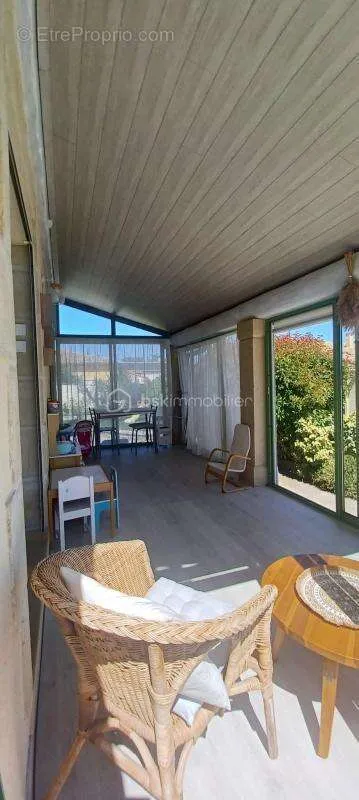 Terrasse - Villa Traditionnelle avec Studio et Piscine à Vendre