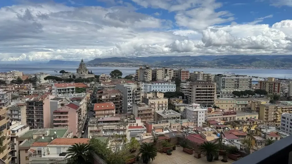 Balcone - Multi-Level Apartment with Terrace in Messina