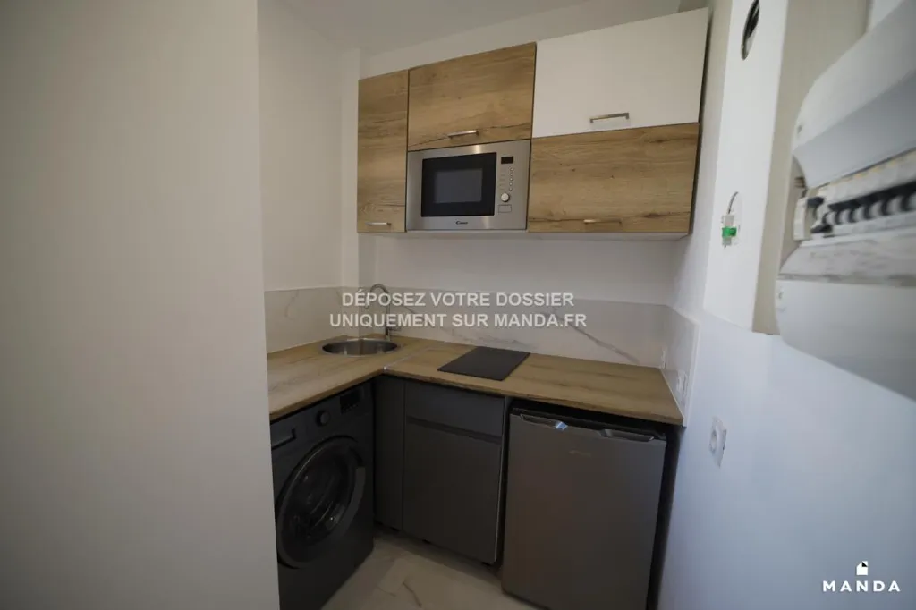 Cuisine - T1 Meublé avec Ascenseur à Boulogne Pont de Saint-Cloud