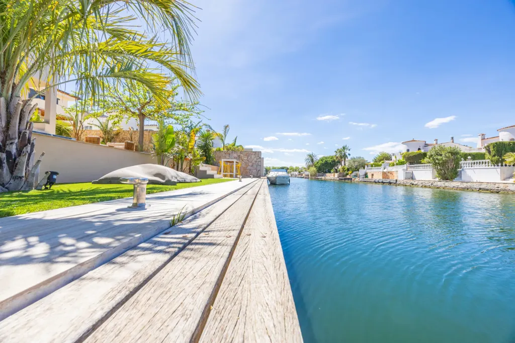 Contemporary Villa with Private Mooring in Empuriabrava
