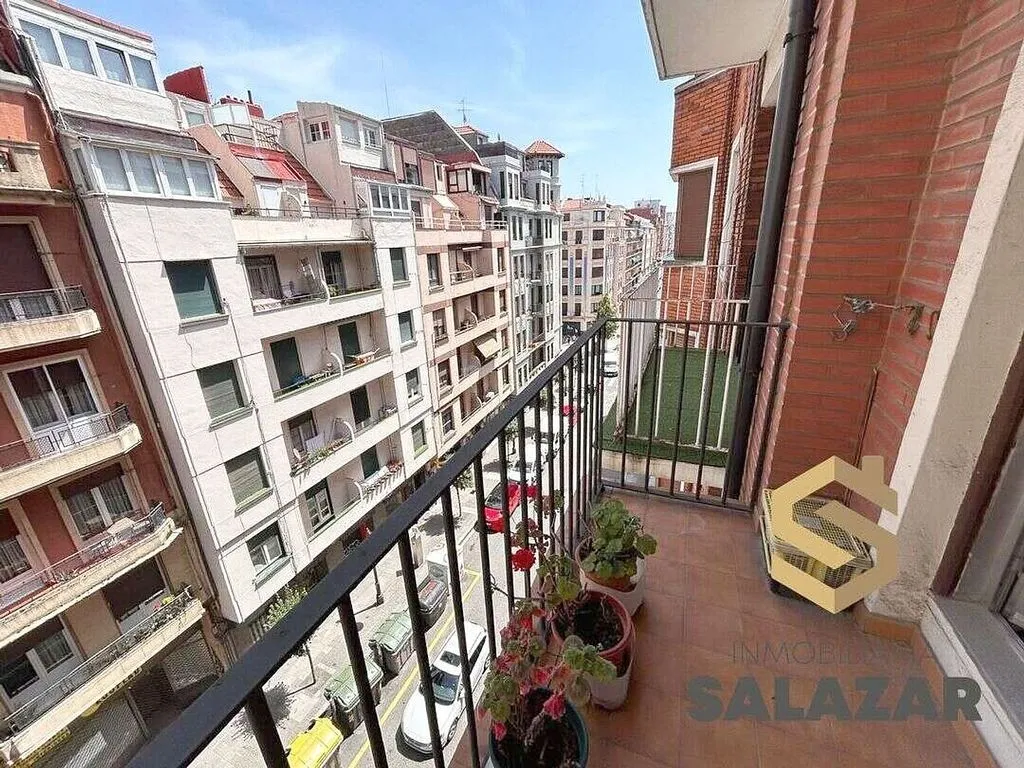 Balcone - Student Flat with Terrace on Avenida del Ferrocarril