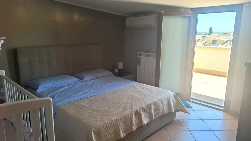 Camere da letto - Casa indipendente con giardino a Pomezia