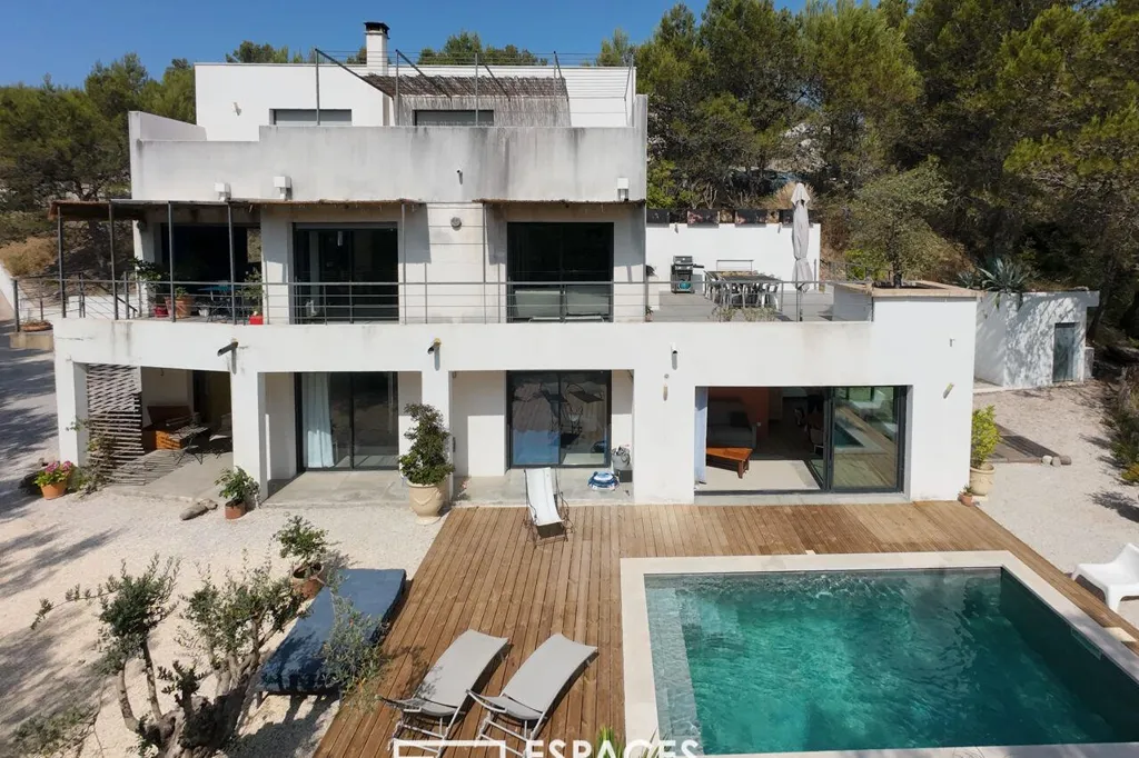 Piscina - Contemporary House with Pool near Beaucaire
