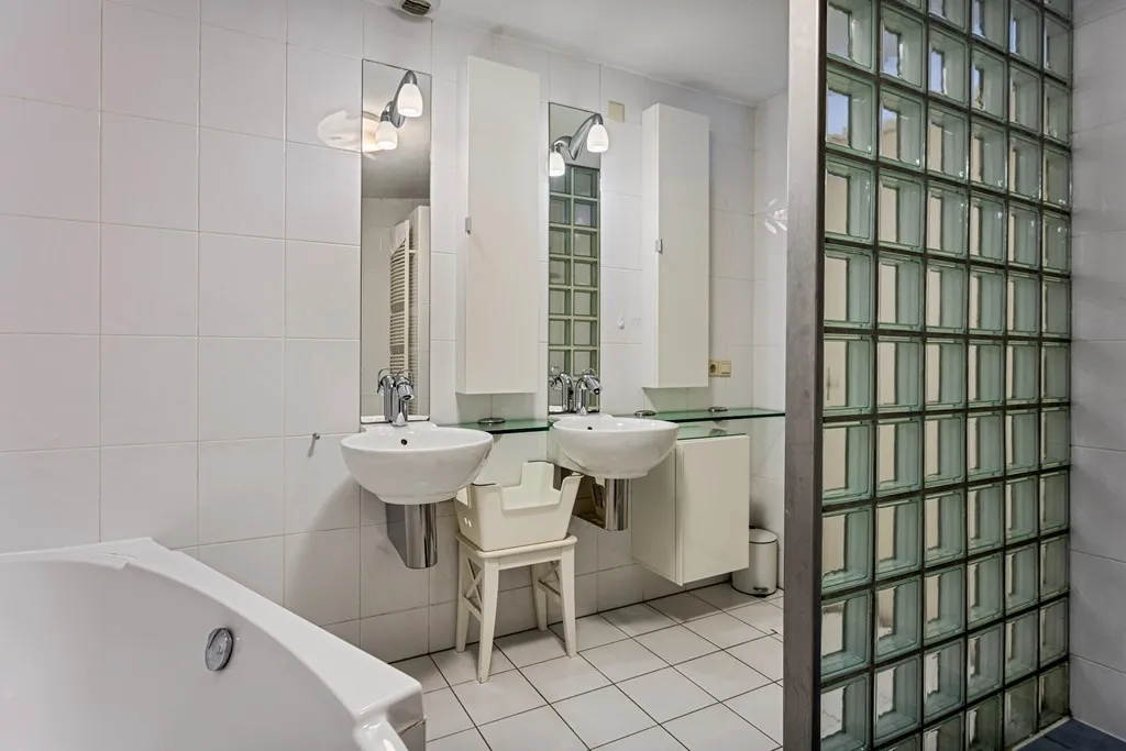 Salles de bain - Corner House with Solar Panels in The Hague