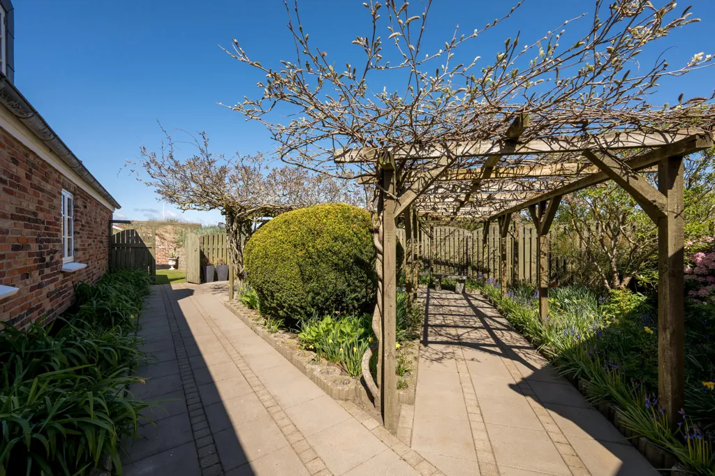 Aed - 1924 Villa with Garden in Hvide Sande