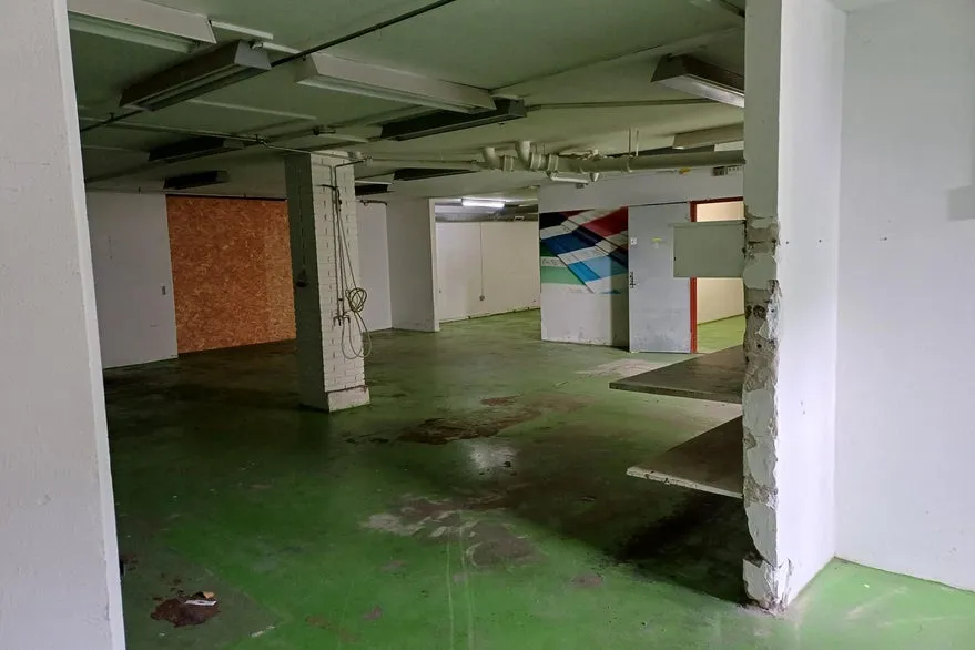 Garage - High-Ceilinged Warehouse with Remote-Controlled Gate in Næstved