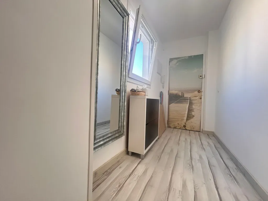 Entrée - Renovated Apartment with Terrace in Urban Centre
