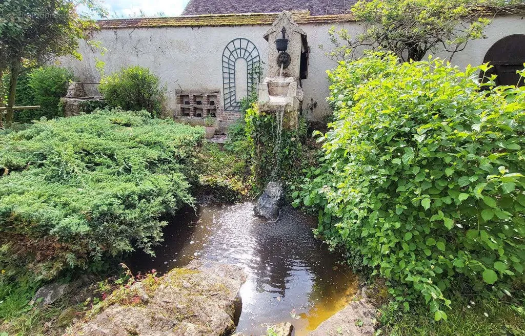 Aed - Charming Two-Home Property with Garden in Sens
