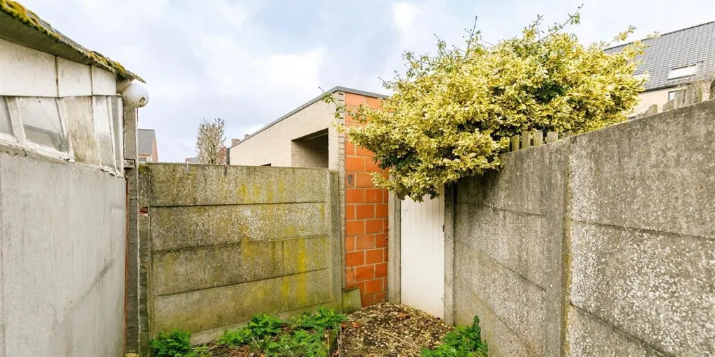 Aed - Renovatable Family Home in Mol