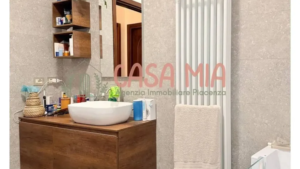 Salles de bain - Spacious Apartment with Balcony in Piacenza