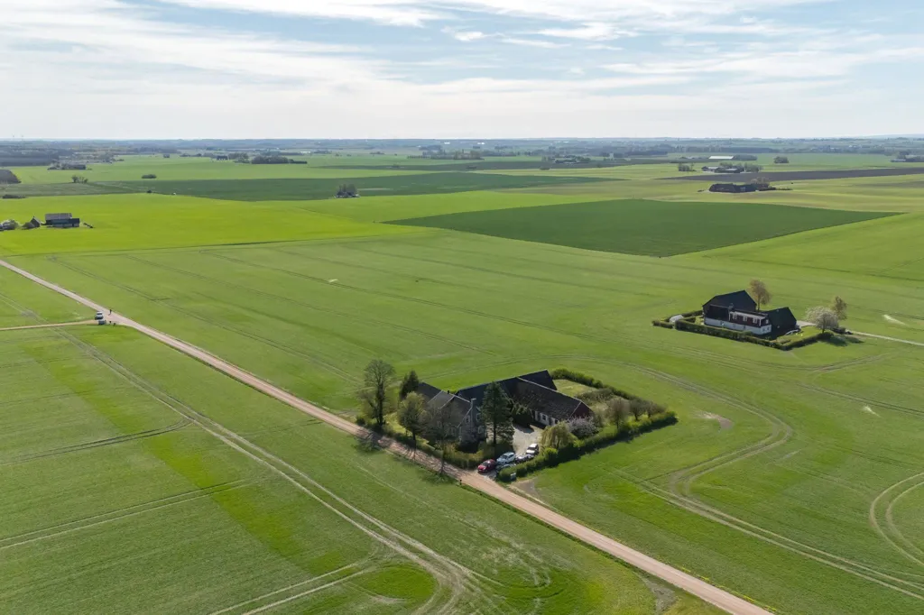 Õhuvaade - Villa with Workshop in Open Landscape