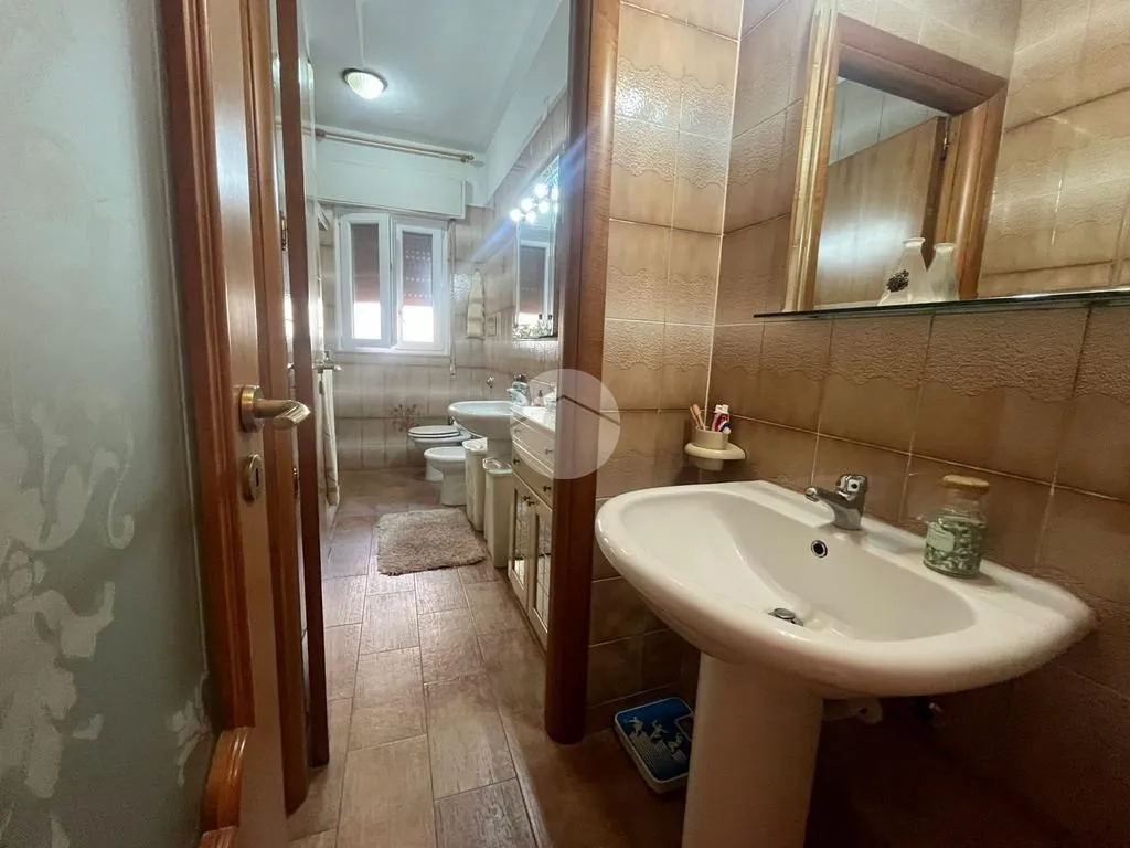 Salles de bain - 1970s Apartment with Balcony in Palermo