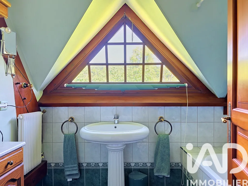 Salles de bain - Maison Traditionnelle avec Piscine à Saint-Germain-de-Pasquier