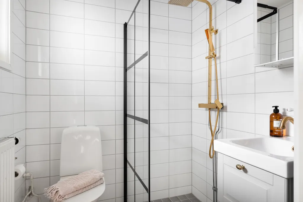 Salles de bain - Modernised Chain House with Terrace in Bruntebacken