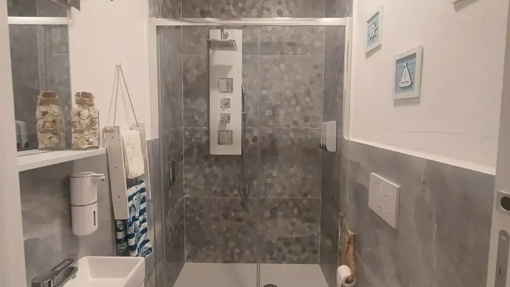 Salles de bain - Rearranged Apartment with Beach Access in Nettuno