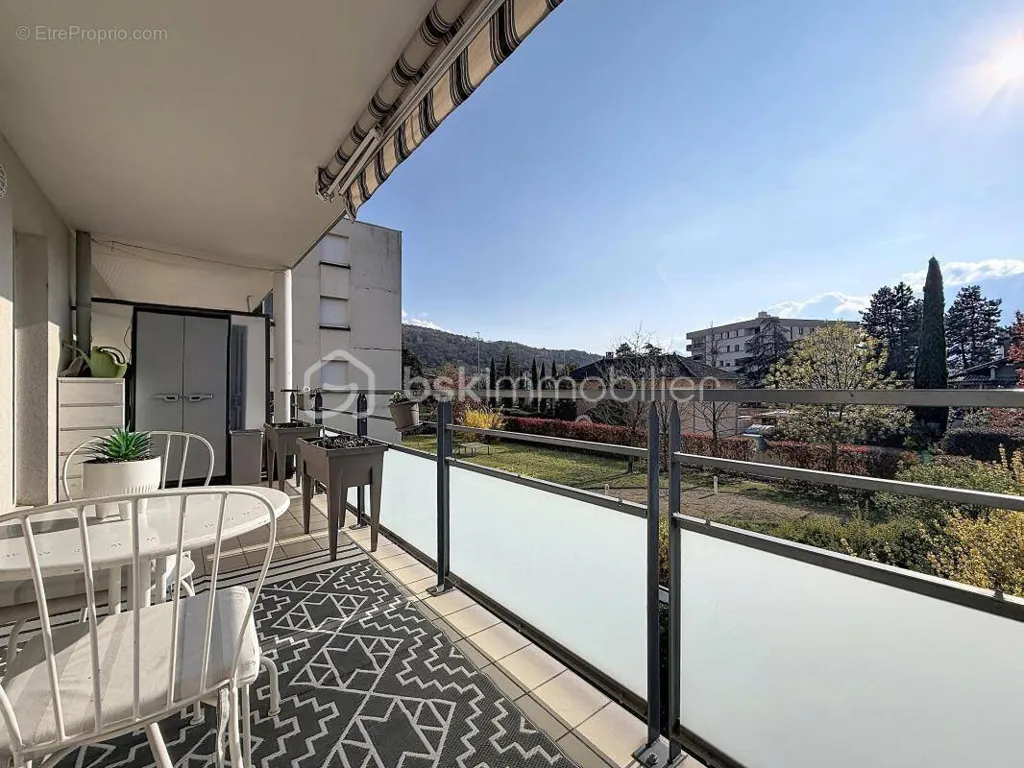 Balcony - T3 Apartment with Terrace in Échirolles