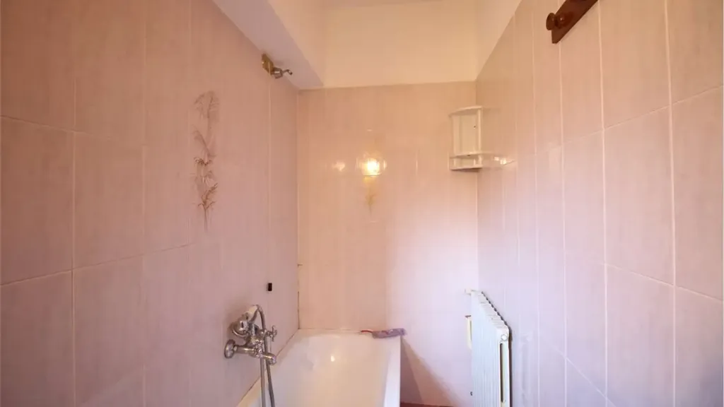 Salles de bain - Spacious Apartment with Courtyard in Buti