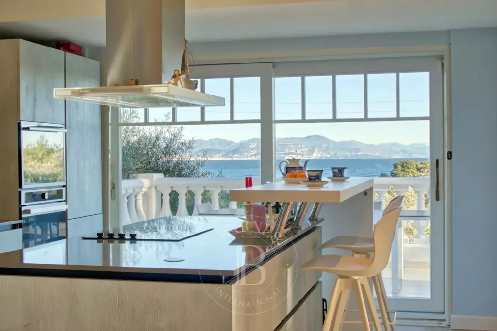 Cuisine - Villa Luxueuse avec Vue Mer et Montagnes à Cap d'Antibes