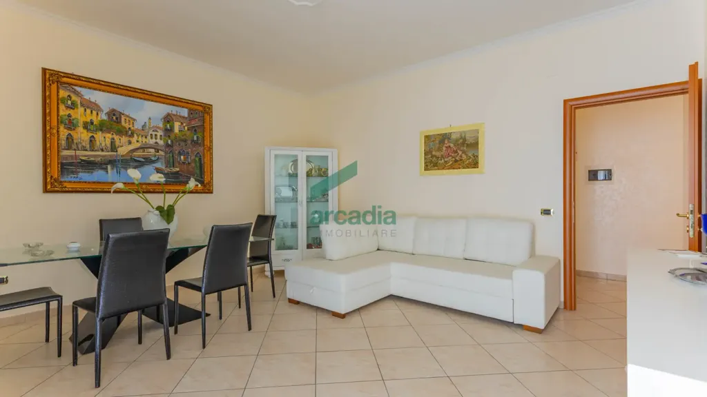 Séjour - 4-Bedroom Apartment with Balcony in Bari