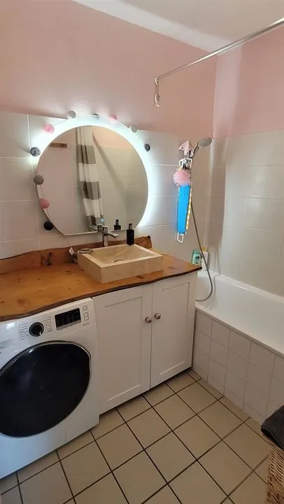 Bathrooms - T3 Flat with Secure Garage in Fontaines-sur-Saône