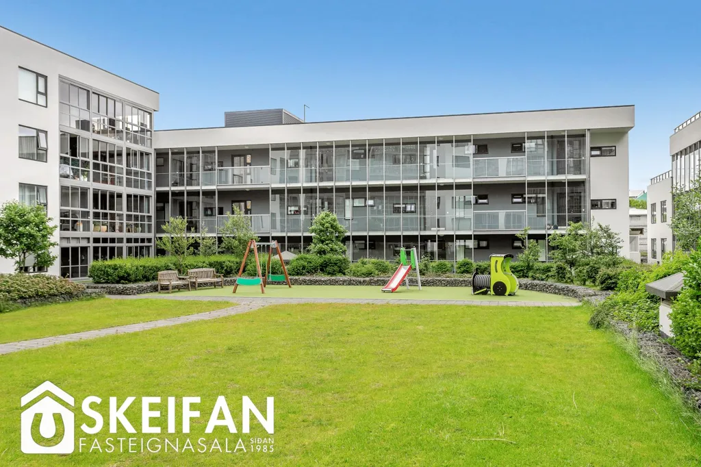 Jardin - Bright 3-Bed Apartment with Balcony in Reykjavik