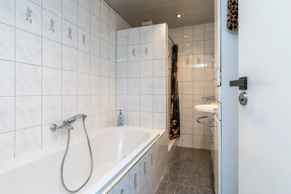 Vannitoad - Corner House with Garden in Brunssum