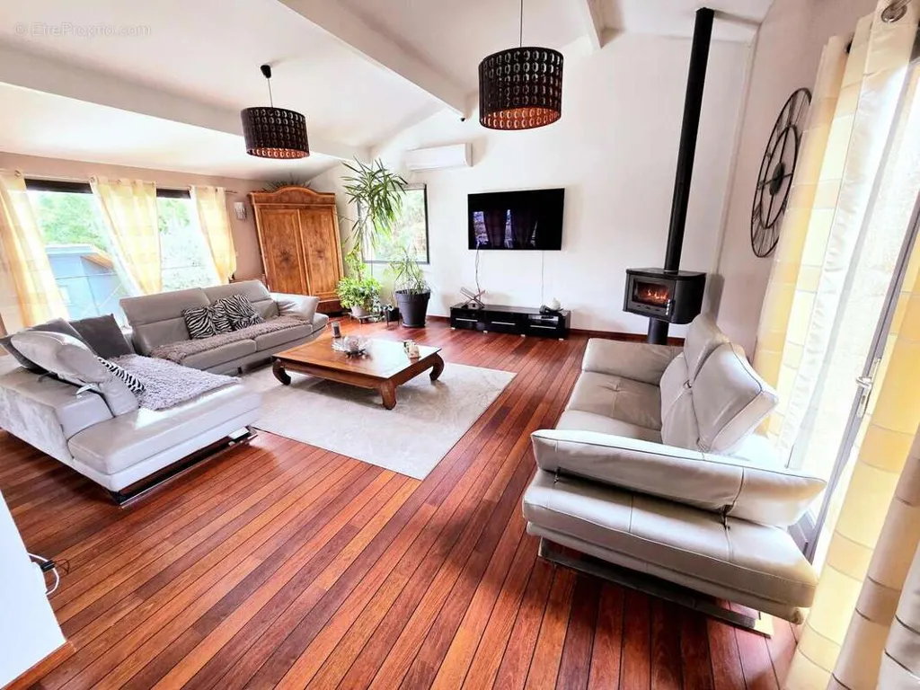 Elutuba - Villa with Pool in Grigny