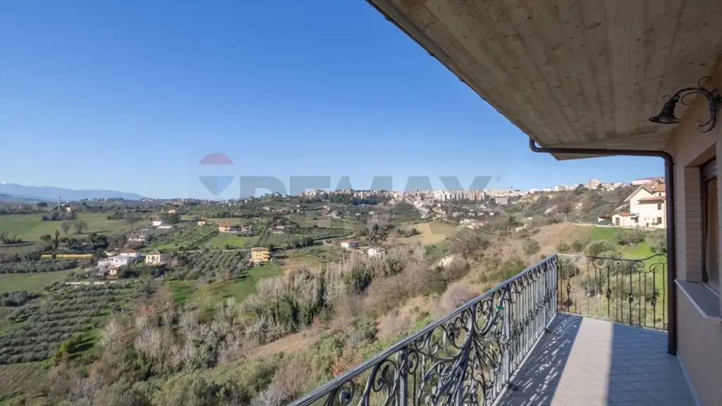 Balcon - Contemporary Villa with Panoramic Views in Chieti