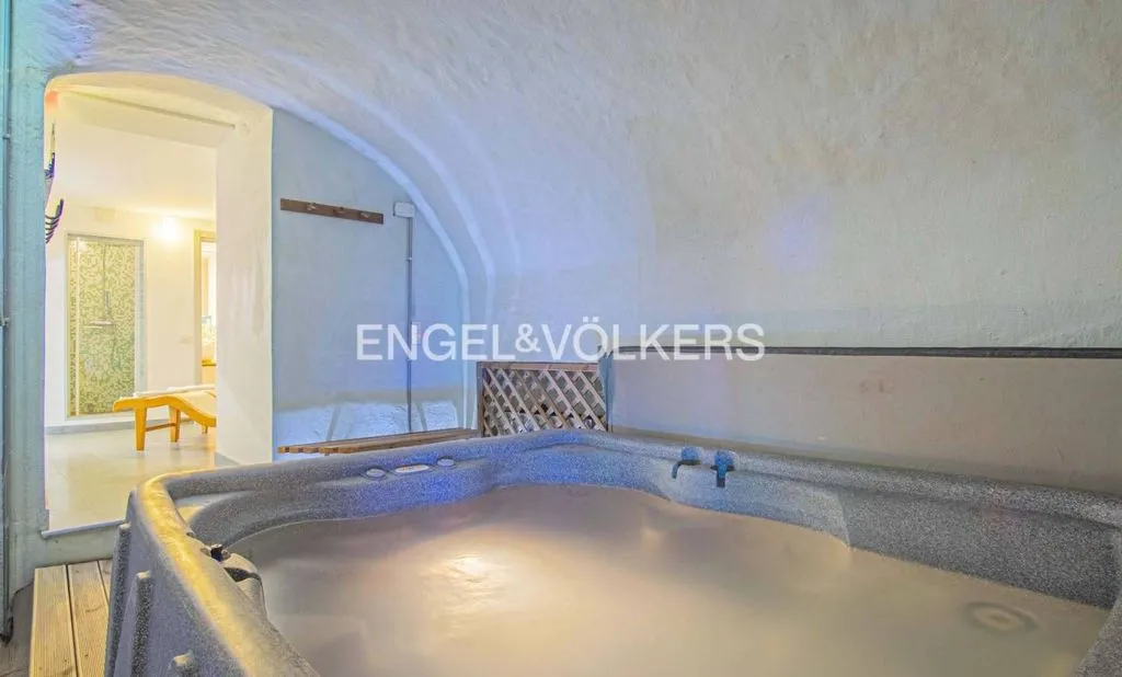 Pièces - Historic Luxury Hotel with Panoramic Views in Carasco