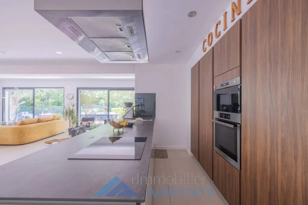 Cucina - Renovated Villa with Pool in Puyricard