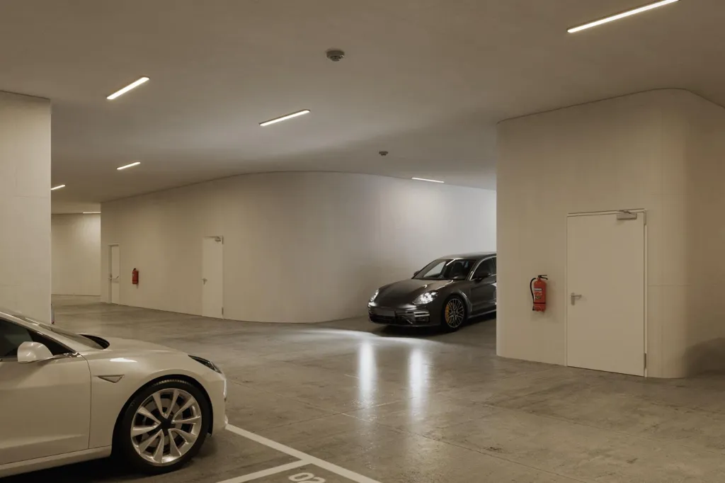 Garage - Contemporary 1-Bed Flat with Balcony in Foz do Douro