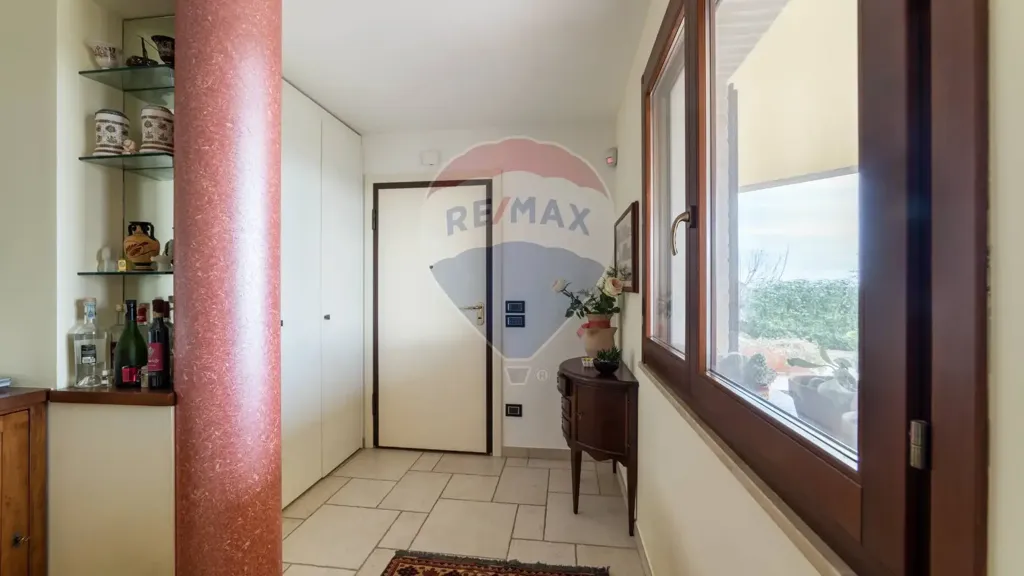 Hallway - Independent House with Private Garden in Ostra