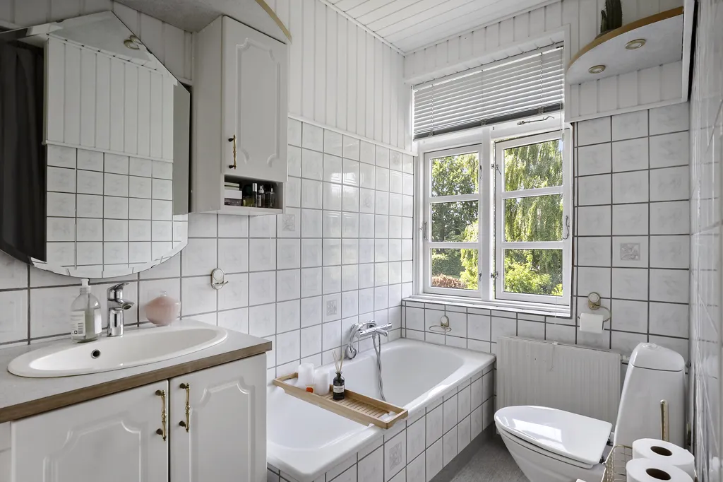 Salles de bain - 1928 Villa with Garden in Odense C